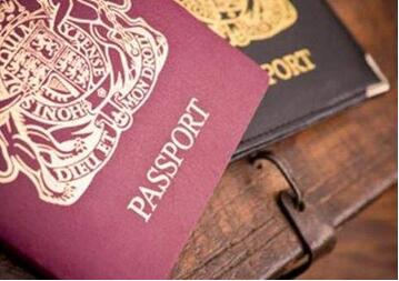 英国签证审核完领取时需要什么材料吗？